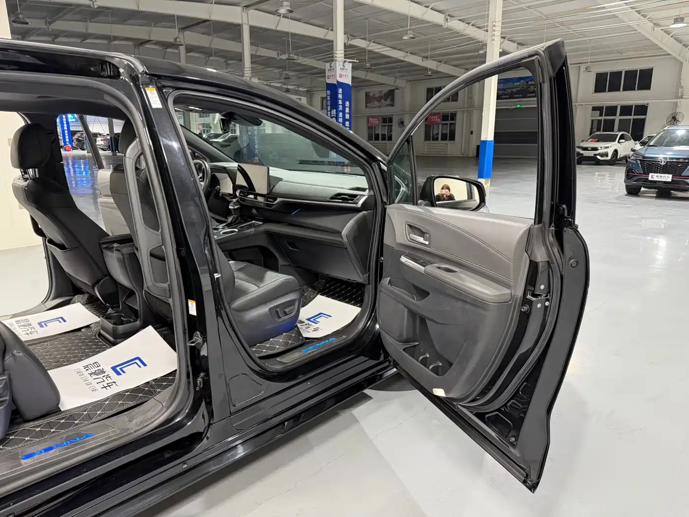 Toyota Sienna 2021 2.5L Hybrid Premium Edition фото 13