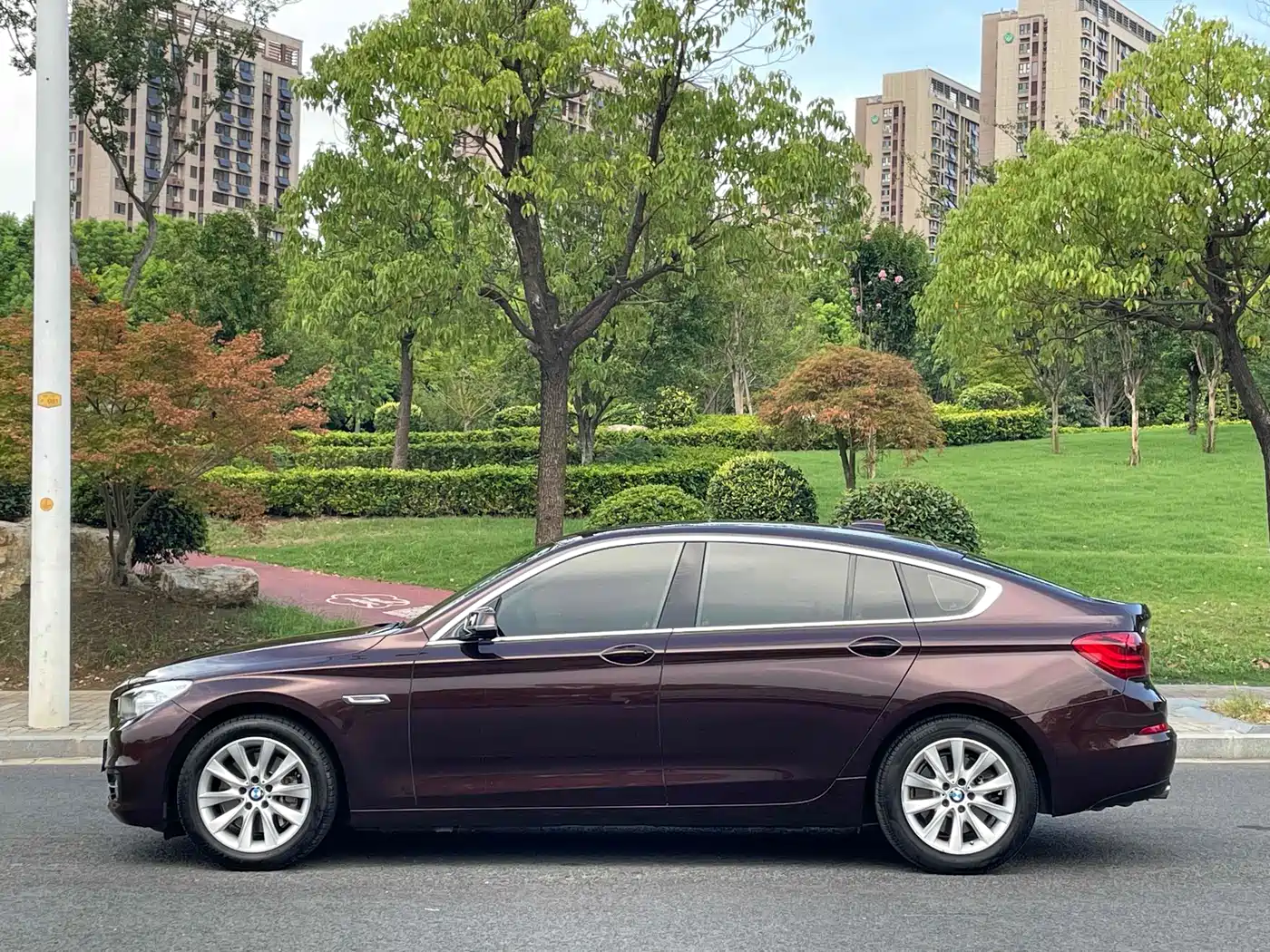 BMW 5 Series GT 2015 528i Leading фото 4