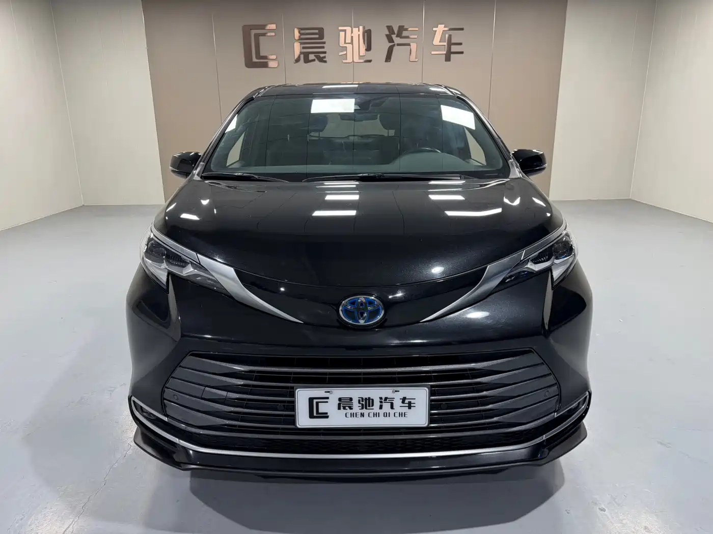 Toyota Sienna 2021 2.5L Hybrid Premium Edition фото 2