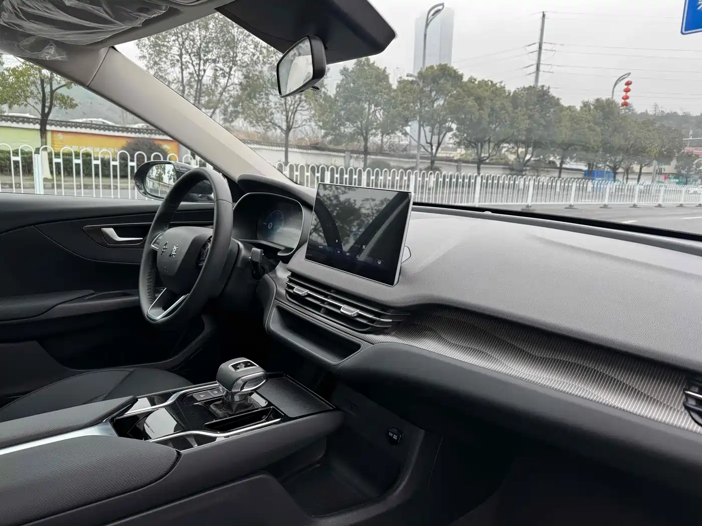 Фото 9 - Hongqi E-QM5