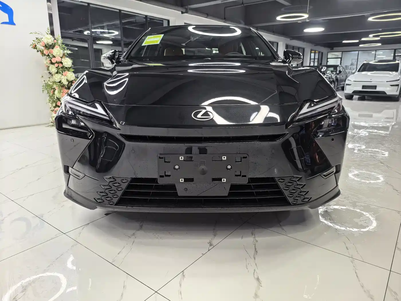 Lexus ES 2025 Model 300h Base Version фото 2