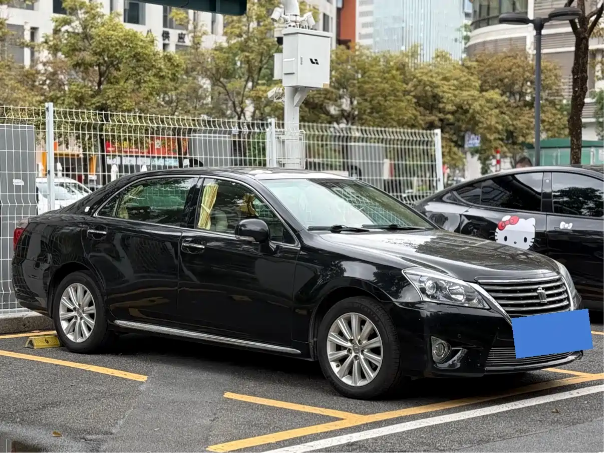 Toyota Crown 2012 2.5L Royal Leather Edition фото 2