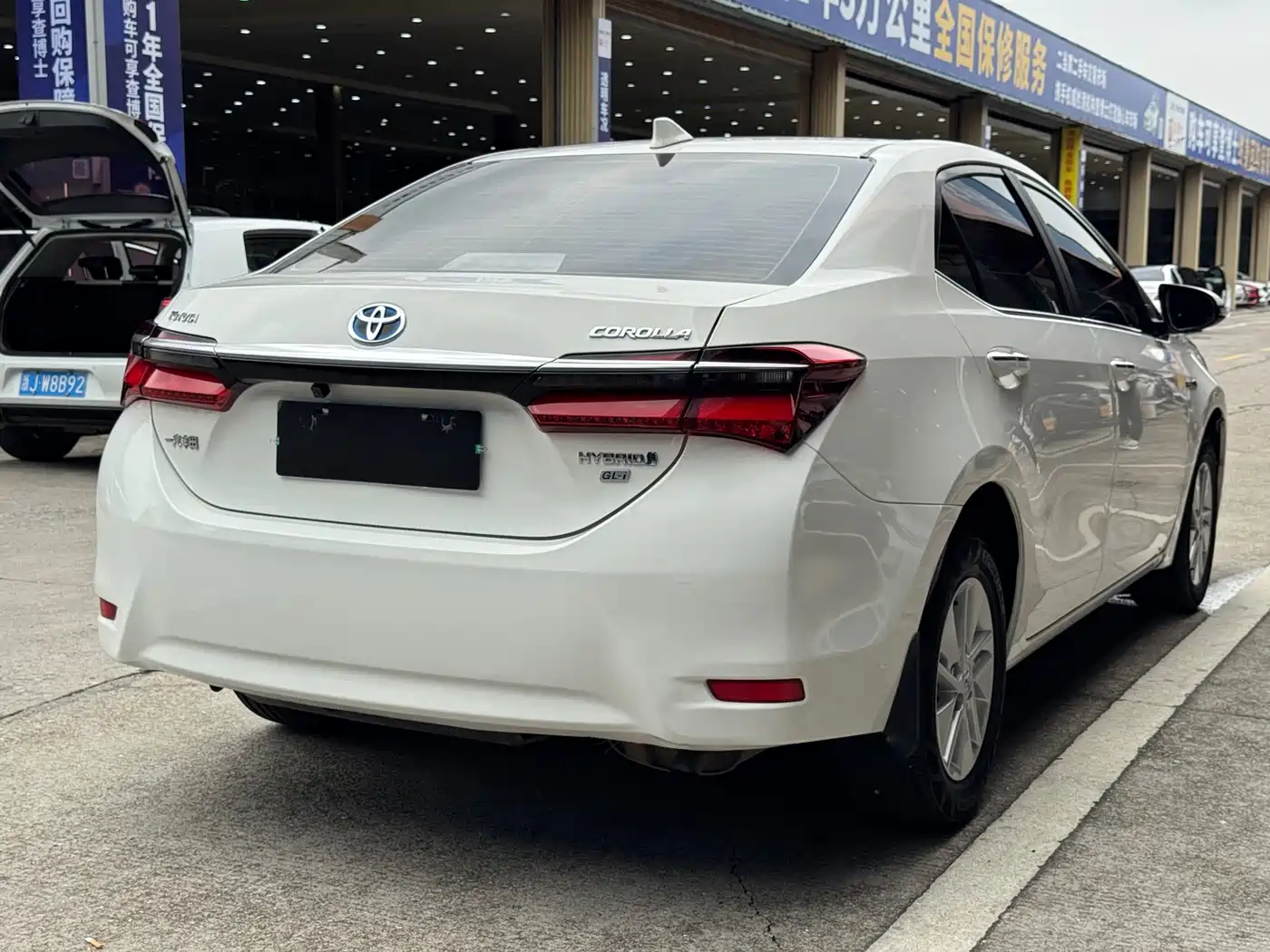 Toyota Corolla 2016 Dual Hybrid 1.8L E-CVT Pioneer Edition фото 19