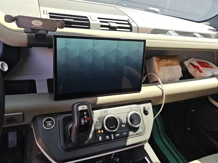 Land Rover Defender 2023 Facelift 90 2.0T P300 SE фото 13