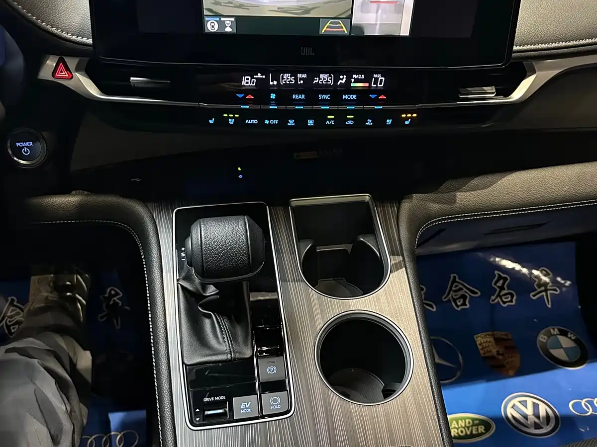 Toyota Granvia 2023 2022 Model Year 2.5L Hybrid Flagship Edition