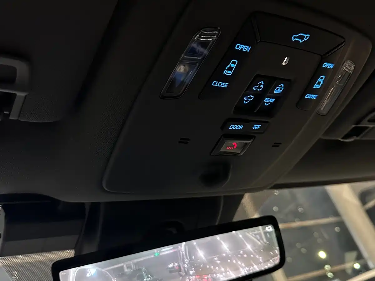 Toyota Granvia 2023 2022 Model Year 2.5L Hybrid Flagship Edition