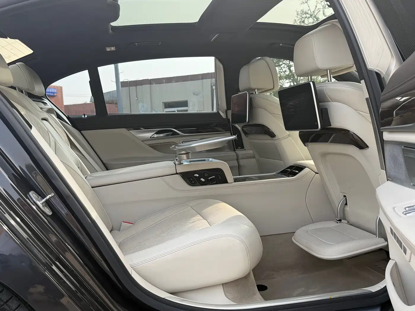 BMW 7 Series 2016 750Li xDrive 4-Seater фото 14