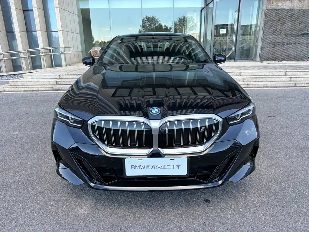 Фото 2 - BMW i5