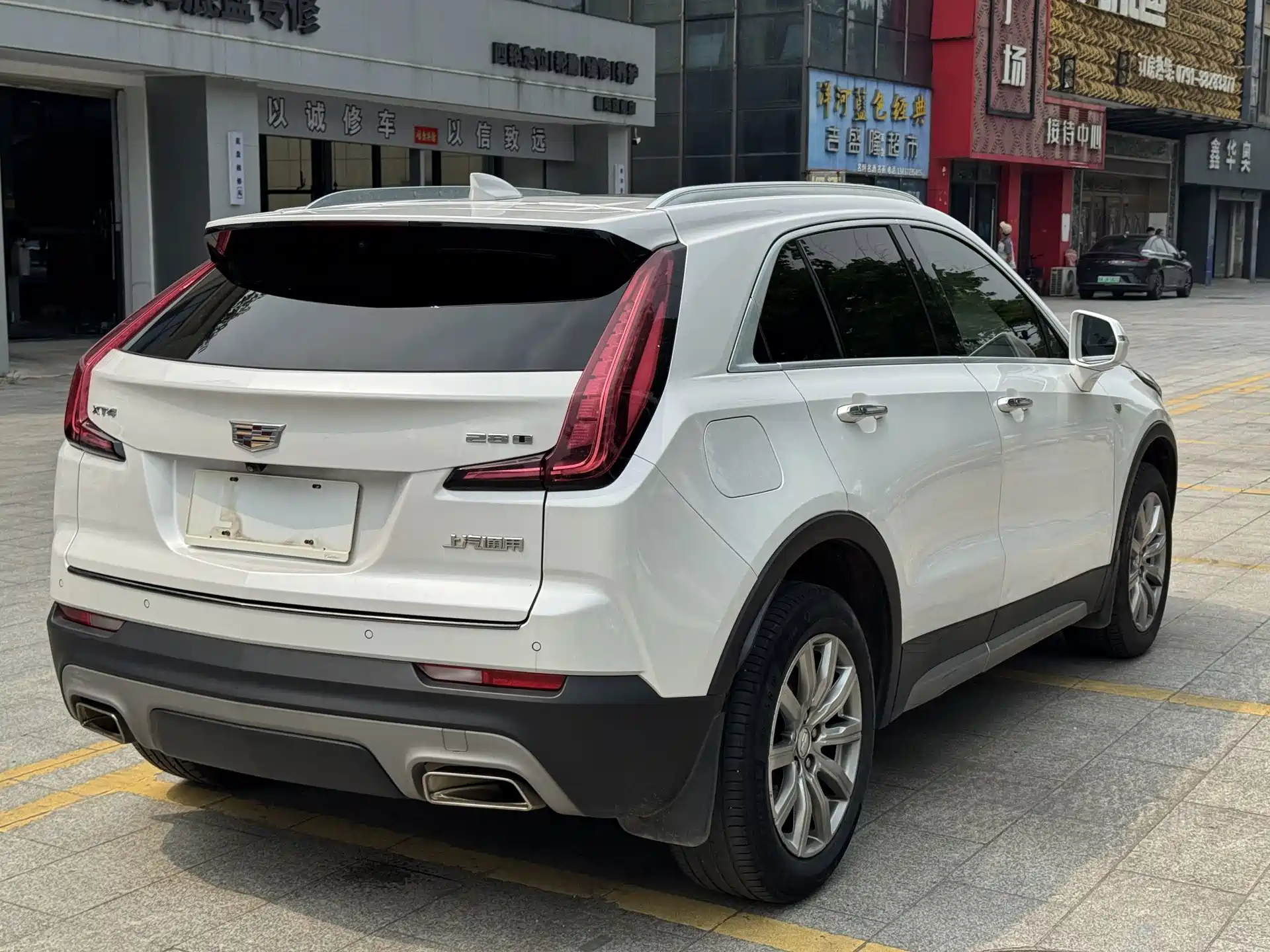 Photo 13 - Cadillac XT4
