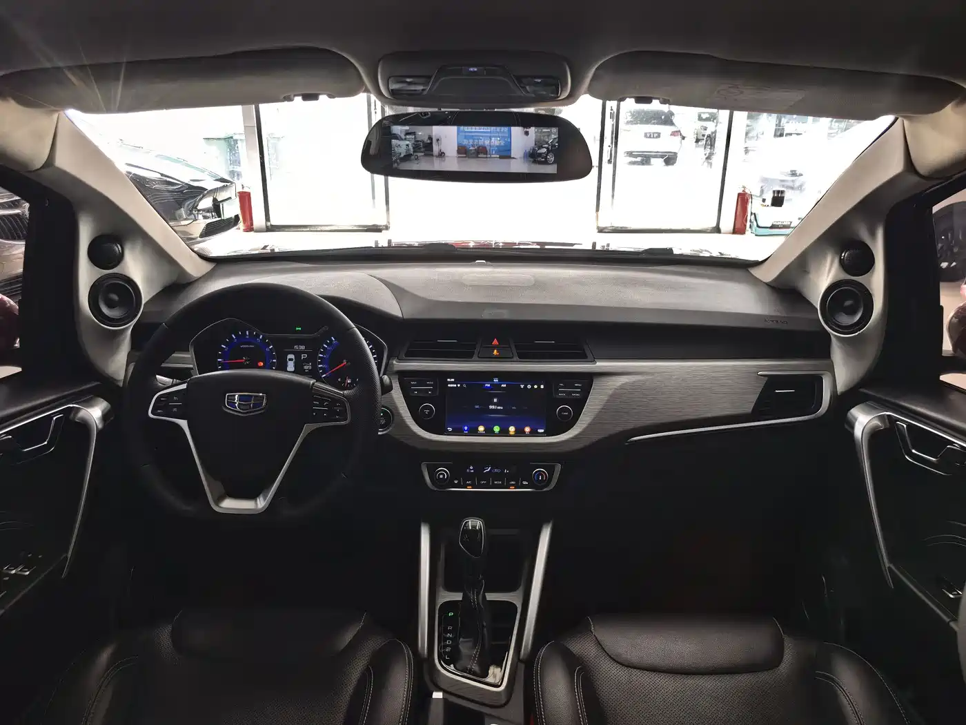 Фото 23 - Geely Vision X3