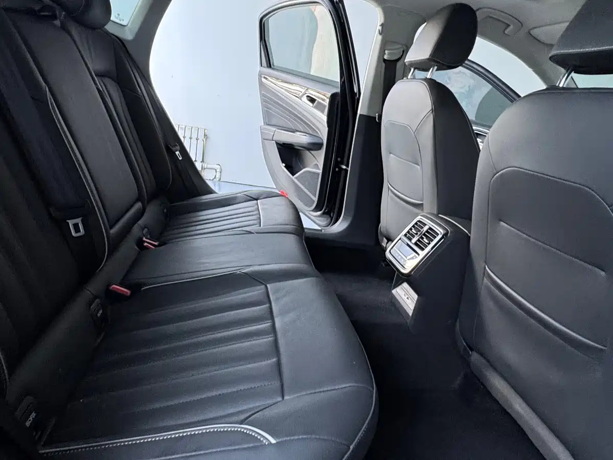 Photo 23 - Volkswagen Passat