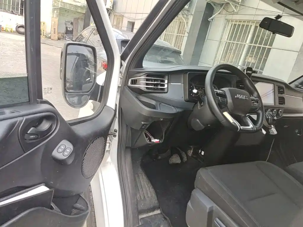 Jiangling JMC Fushun 2025 2025 Model 2.0T 8AT Diesel Medium Wheelbase Medium-High Roof Commercial Multi-purpose Vehicle 7 Seater