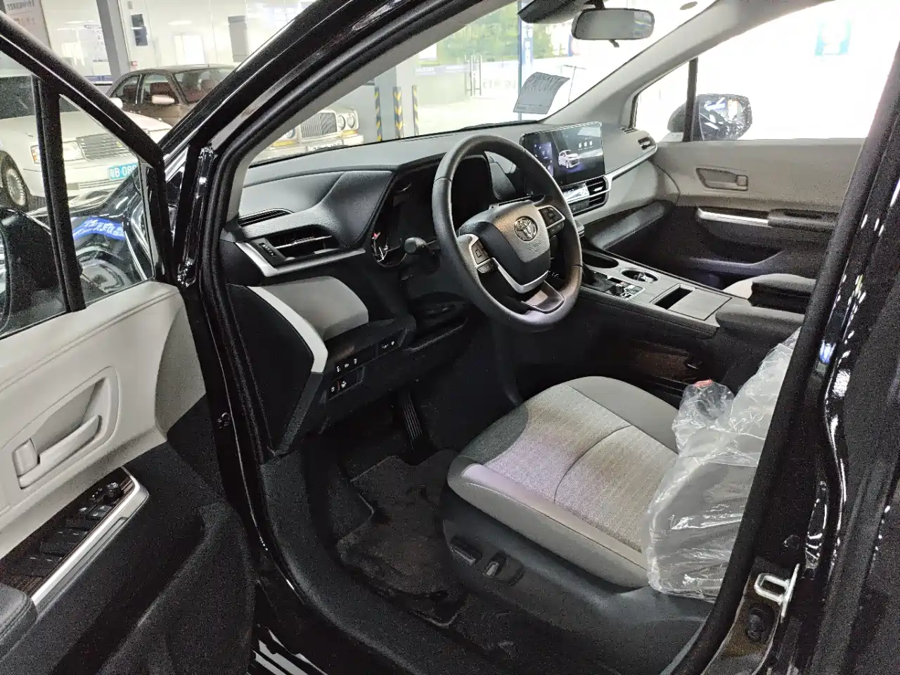 Toyota Sienna 2026 Model 2.5L Hybrid 2WD Comfort Edition фото 4