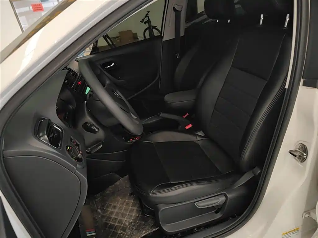 Volkswagen Polo 2014 1.4L Automatic Comfort Edition фото 15
