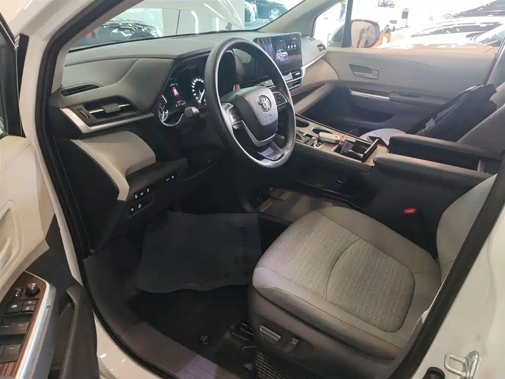 Toyota Sienna 2024 2.5L Hybrid Comfort Edition фото 12