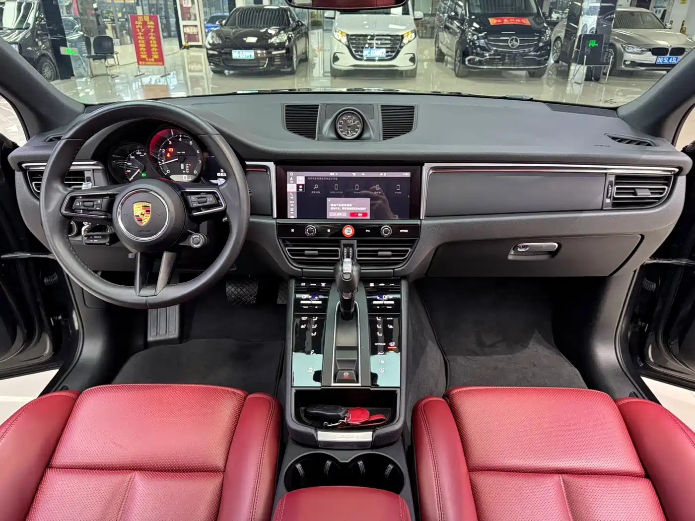 PORSCHE MACAN