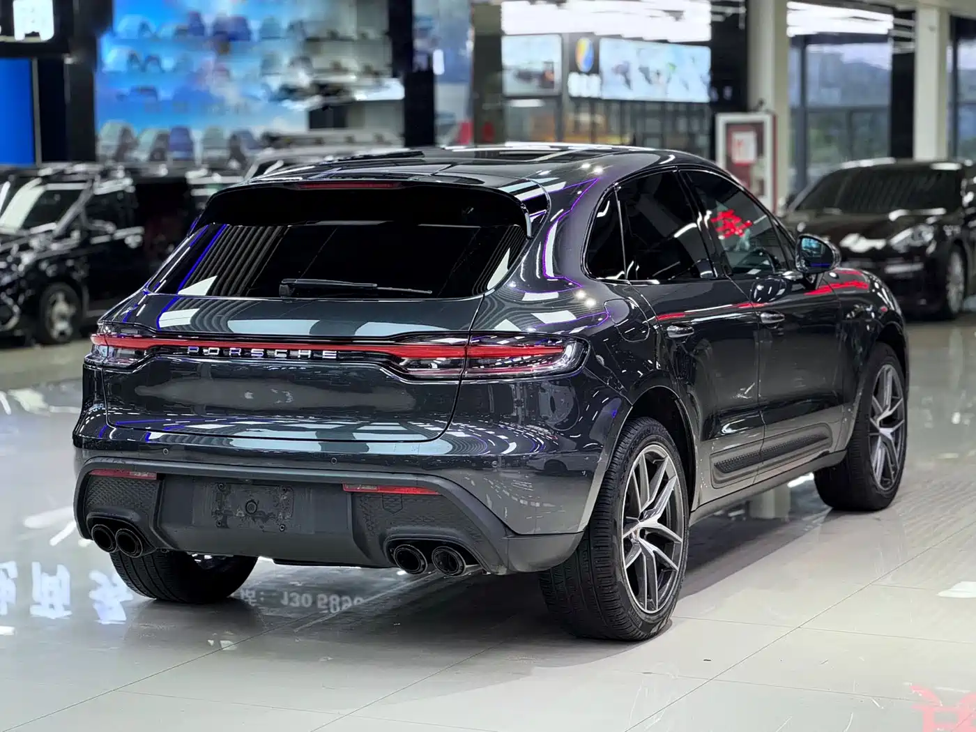 PORSCHE MACAN