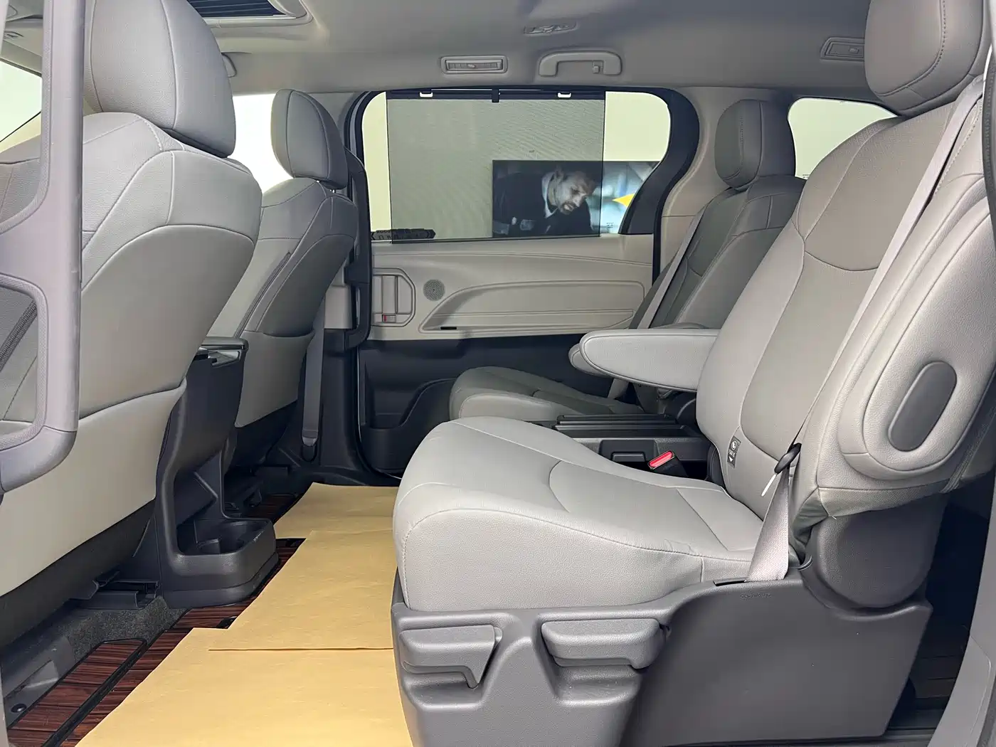 Toyota Granvia 2023 2.5L Hybrid Comfort Edition фото 8