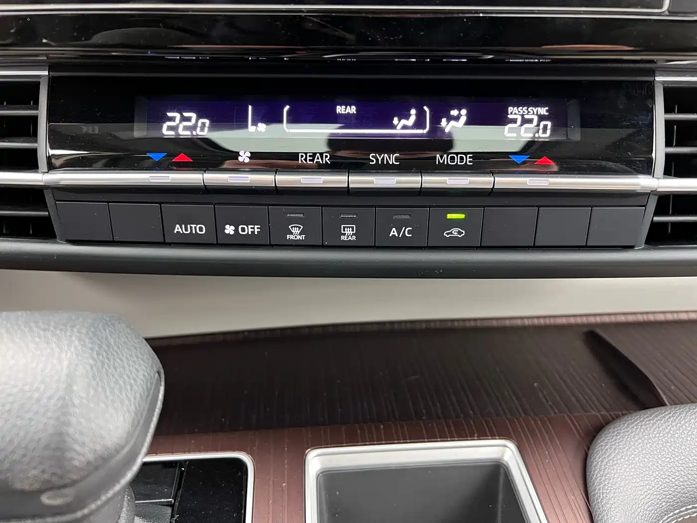 Toyota Granvia 2023 2.5L Hybrid Comfort Edition фото 20