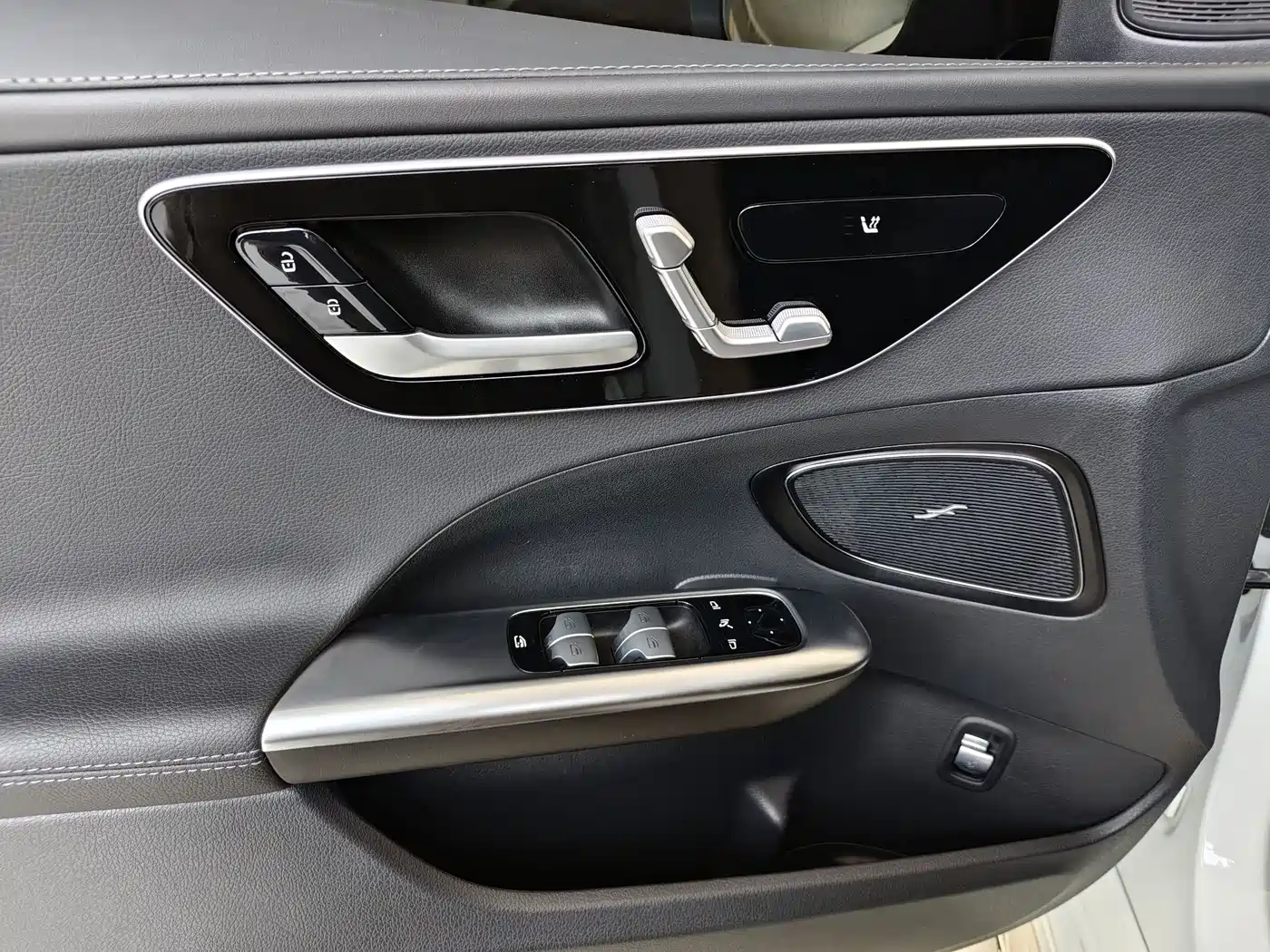 Mercedes-Benz C-Class 2023 C 200 L Sport фото 7