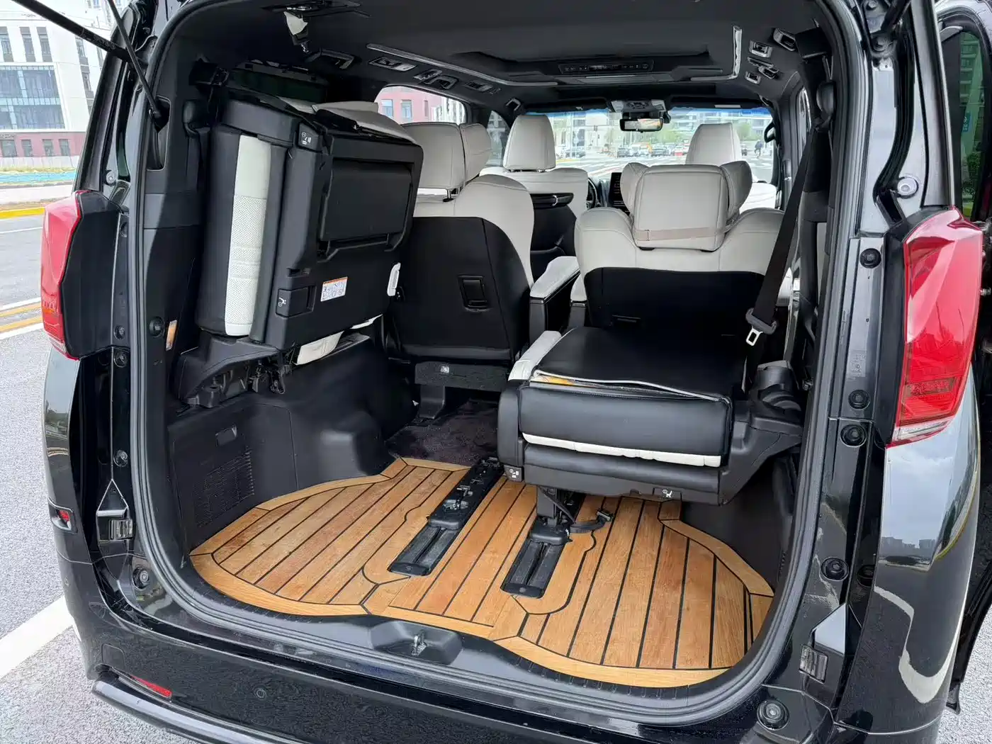 Toyota Vellfire 2019 Hybrid 2.5L HV Premium Edition фото 19