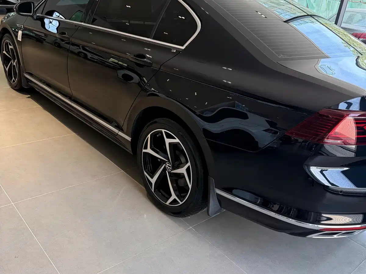 Volkswagen Magotan 2023 Model 2 Million Commemorative Edition 330TSI DSG Luxury фото 4