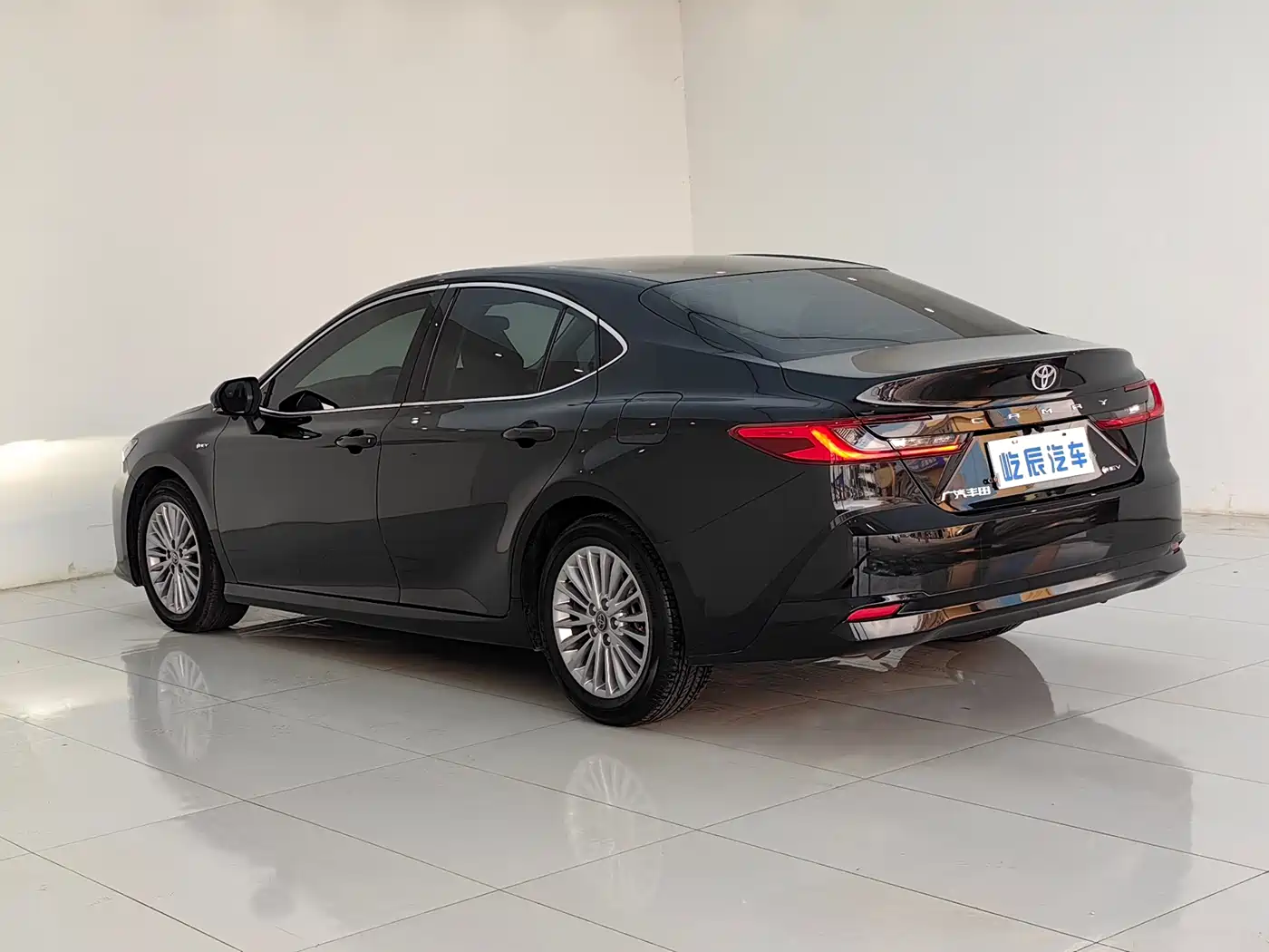 Toyota Camry 2024 Hybrid 2.0HGVP Luxury Edition фото 4