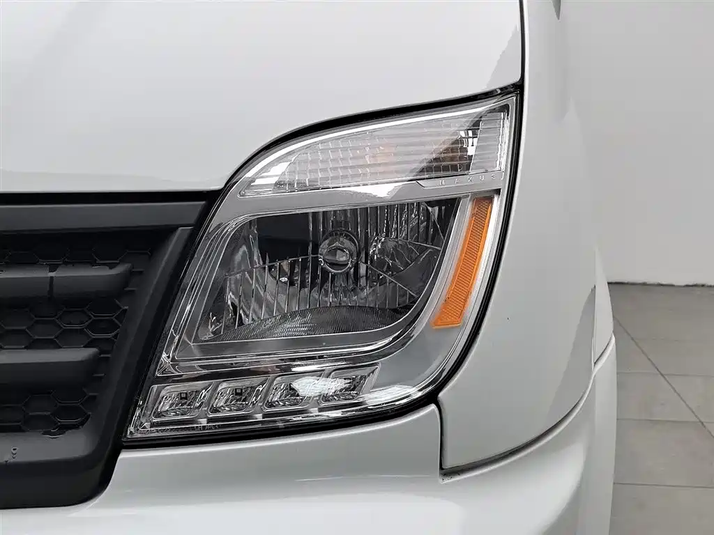 SAIC Maxus Xintu V80 2023 2.0T Manual Classic City Delivery King Short Wheelbase Ultra-Low Roof 3-Seater фото 7