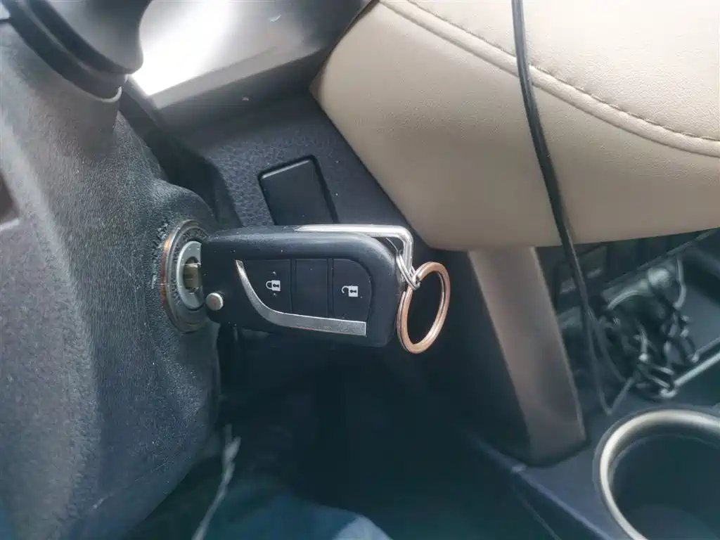 Toyota RAV4 Rongfang 2015 2.0L CVT 2WD Trend Edition фото 9