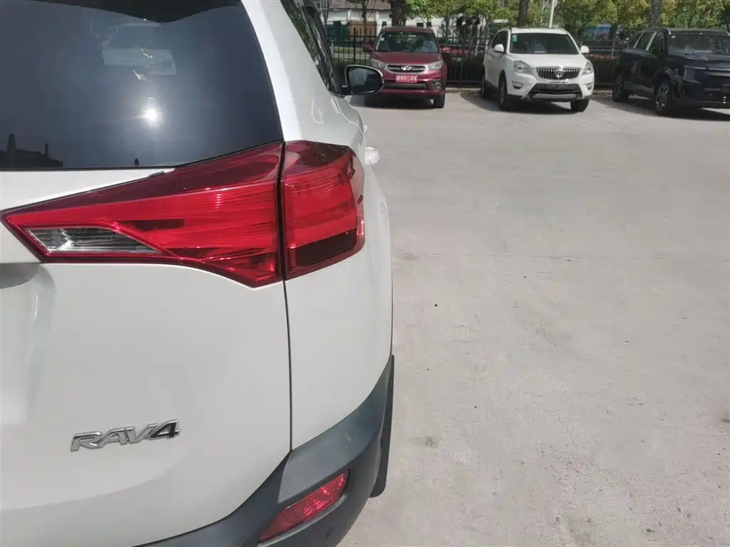 Toyota RAV4 Rongfang 2015 2.0L CVT 2WD Trend Edition фото 8