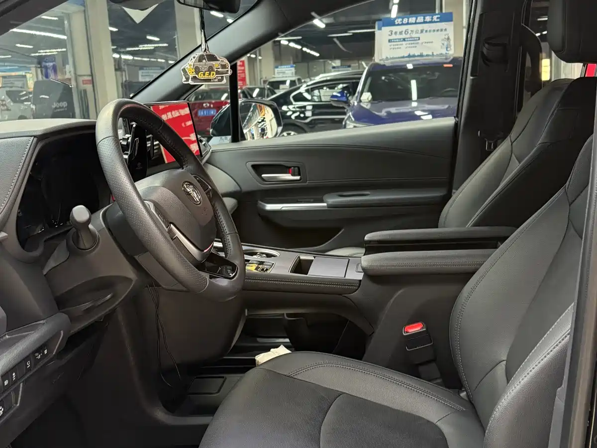 Toyota Sienna 2023 2.5L Hybrid Premium Edition фото 4