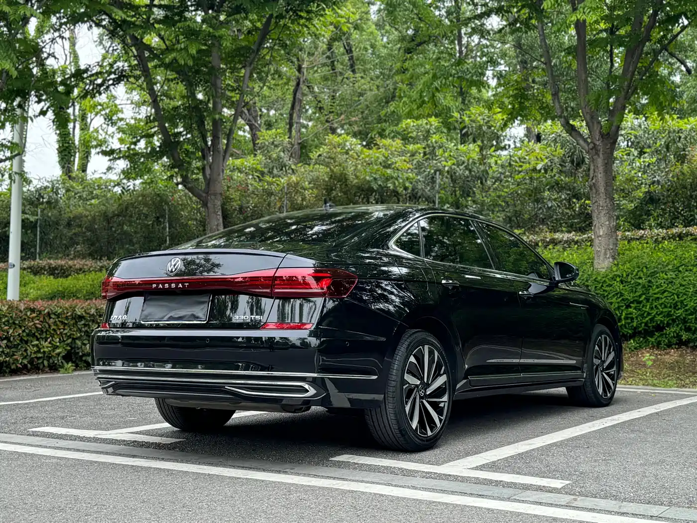 Volkswagen Passat 2022 330TSI Starlight Luxury Edition фото 20