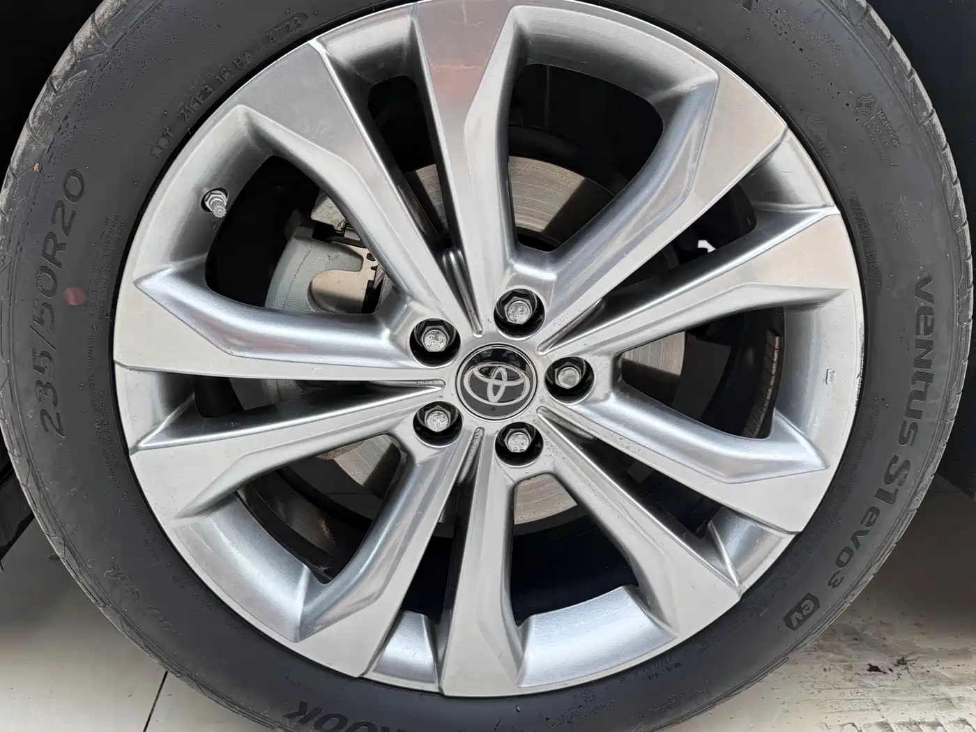Toyota Sienna 2023 2.5L Hybrid Premium Edition фото 11