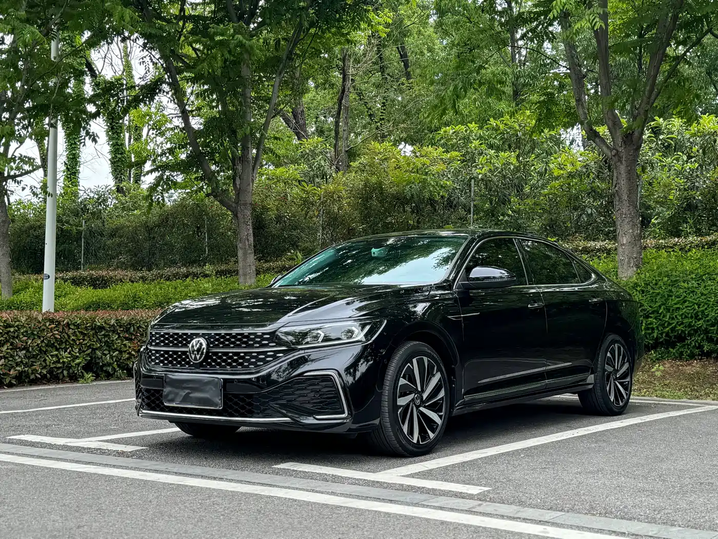 Volkswagen Passat 2022 330TSI Starlight Luxury Edition фото 2