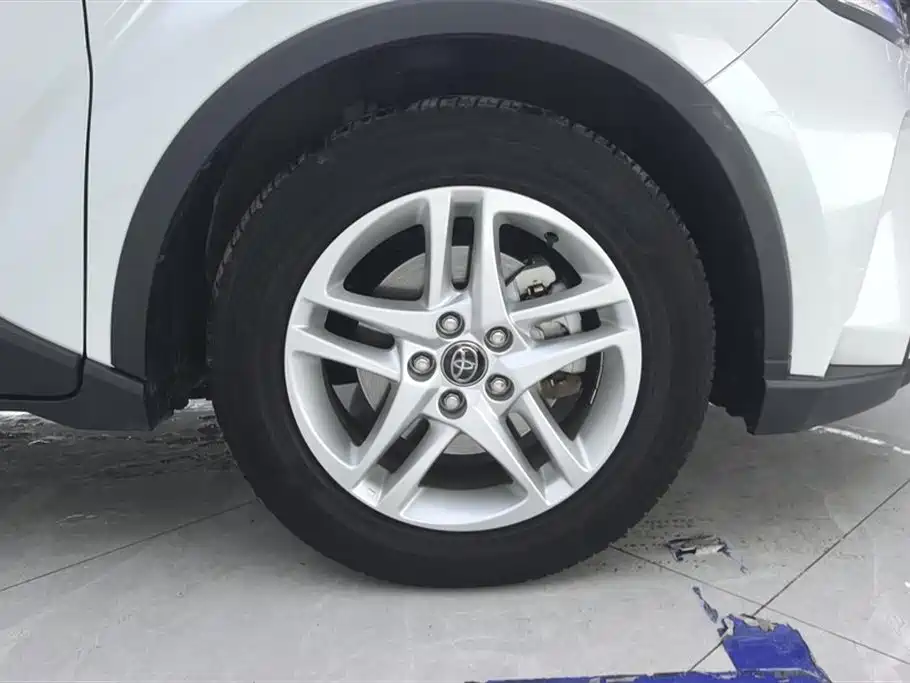 Toyota C-HR 2023 Model 2.0L Premium Edition фото 6