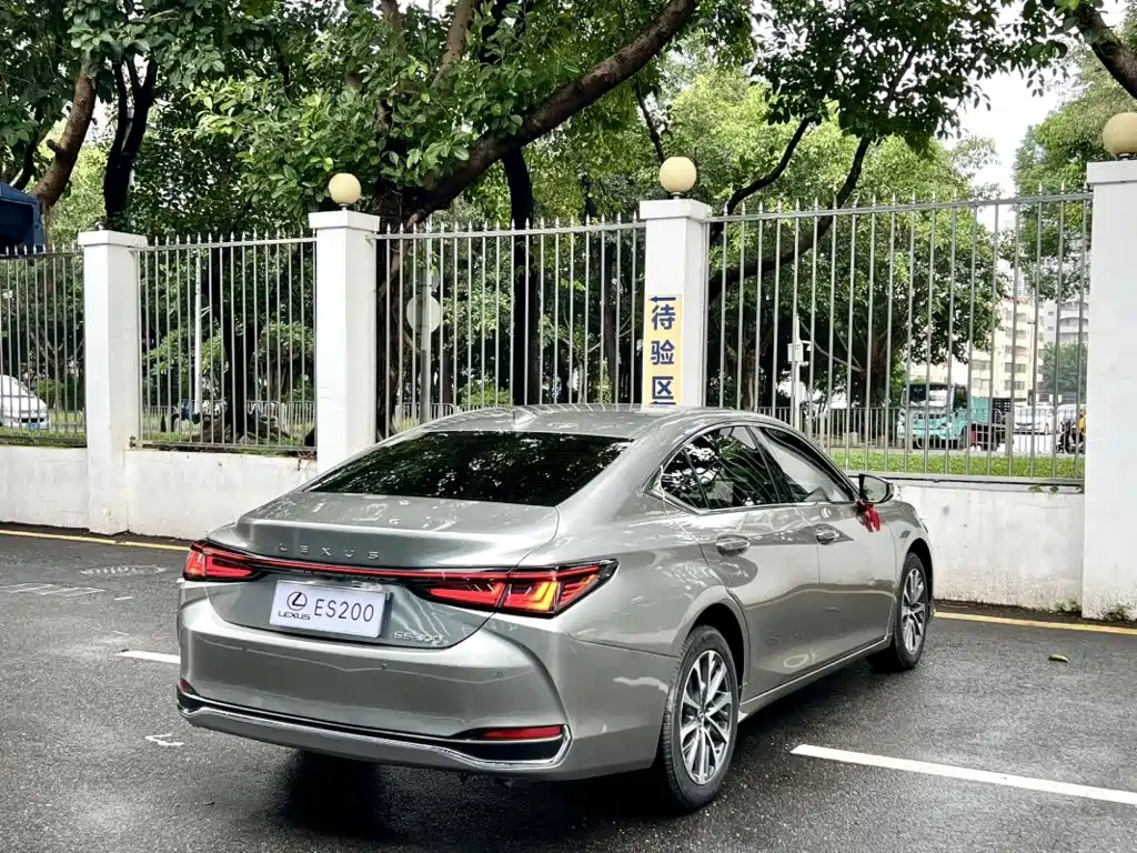 Lexus ES 2026 2025 200 Ultimate Edition