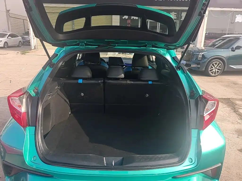 Фото 19 - Toyota C-HR