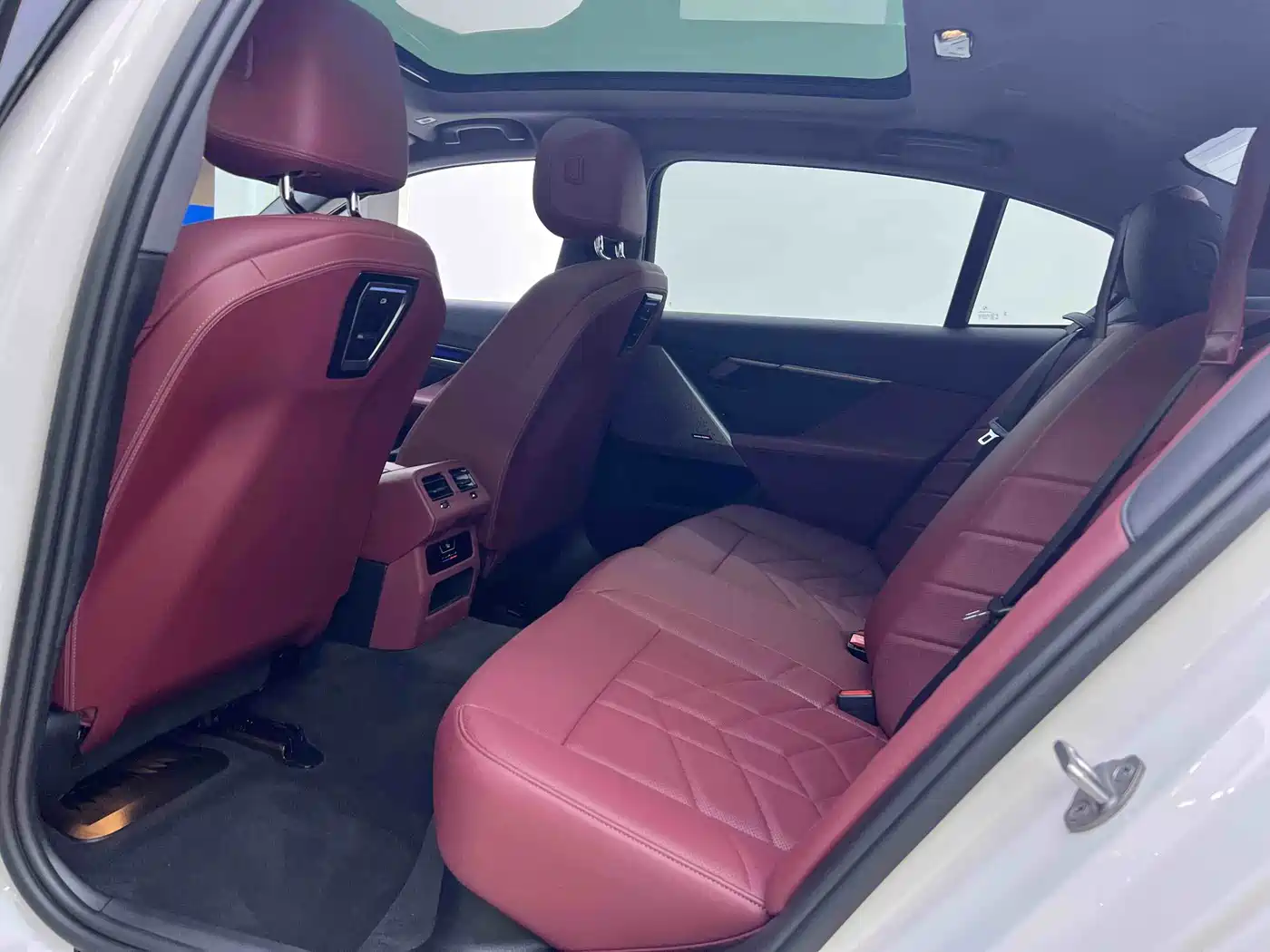 BMW 5 Series 2024 530Li Leading M Sport Package фото 7