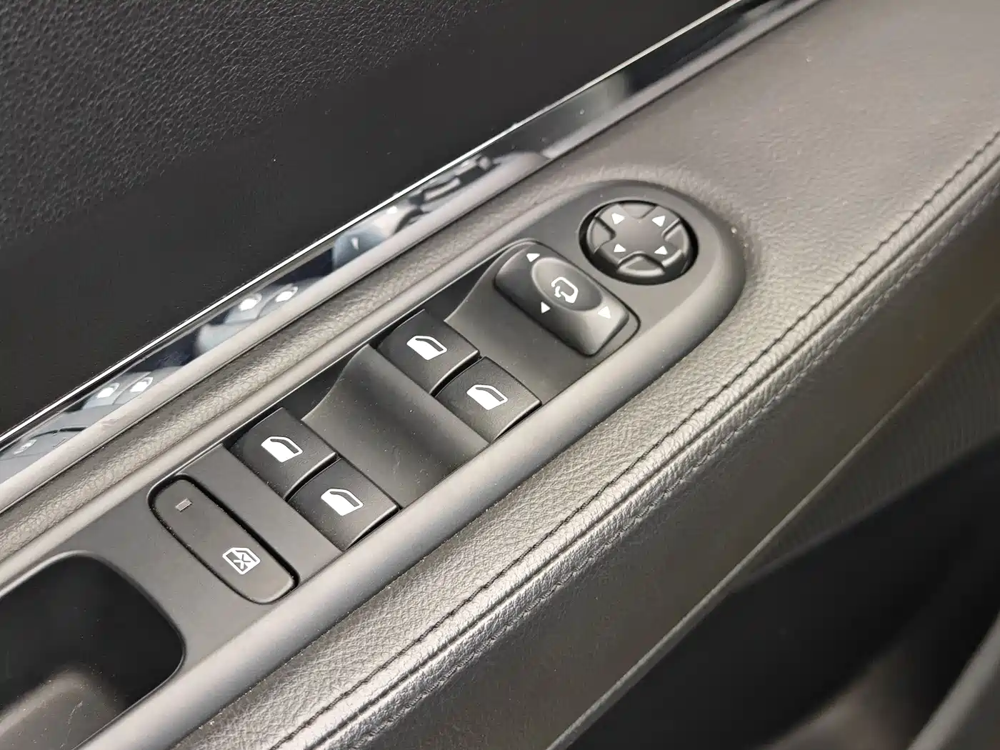 Peugeot 3008 2015 2.0L Automatic Trend Edition фото 10