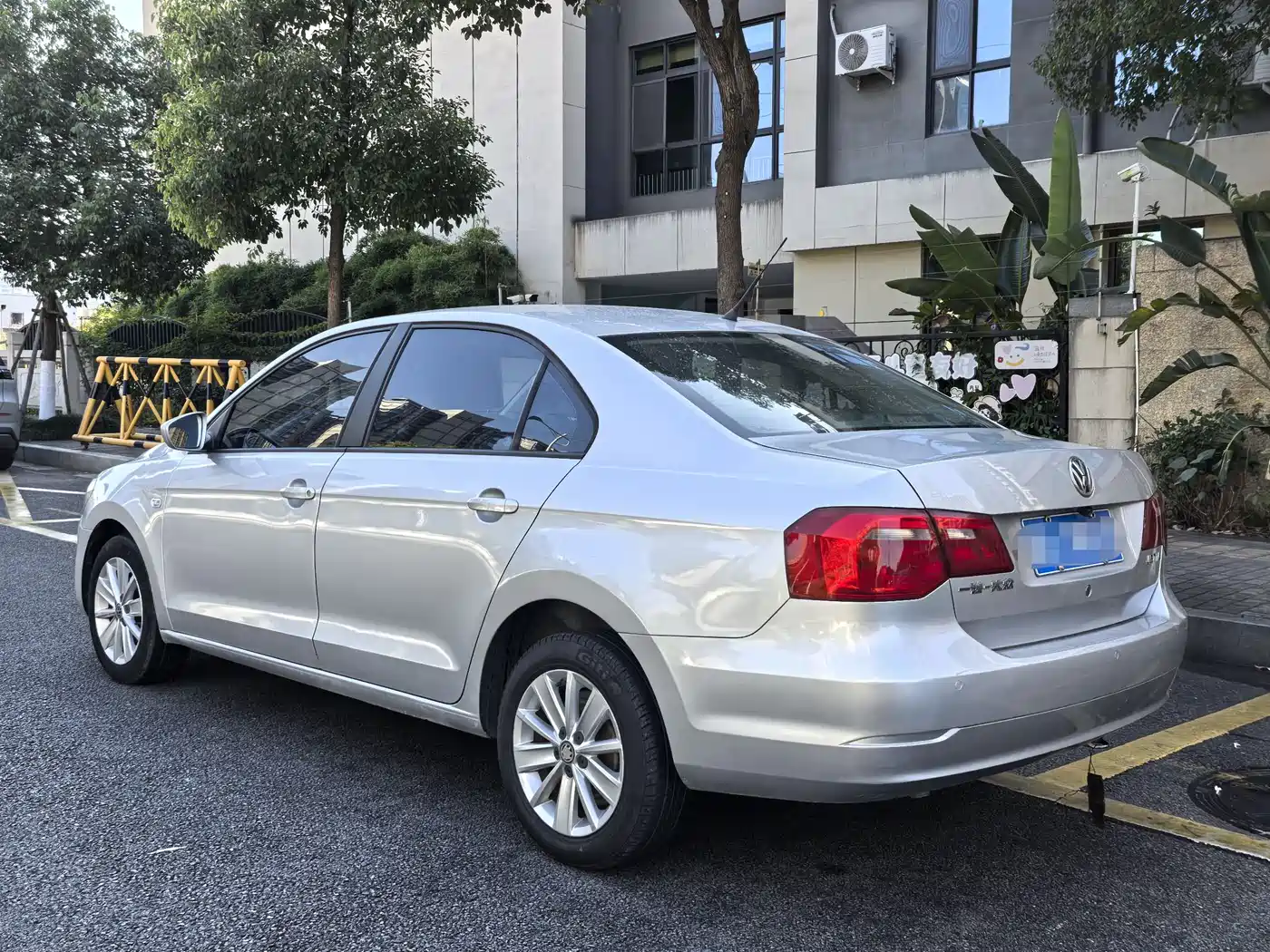 Volkswagen Jetta 2015 1.6L Automatic Luxury фото 6