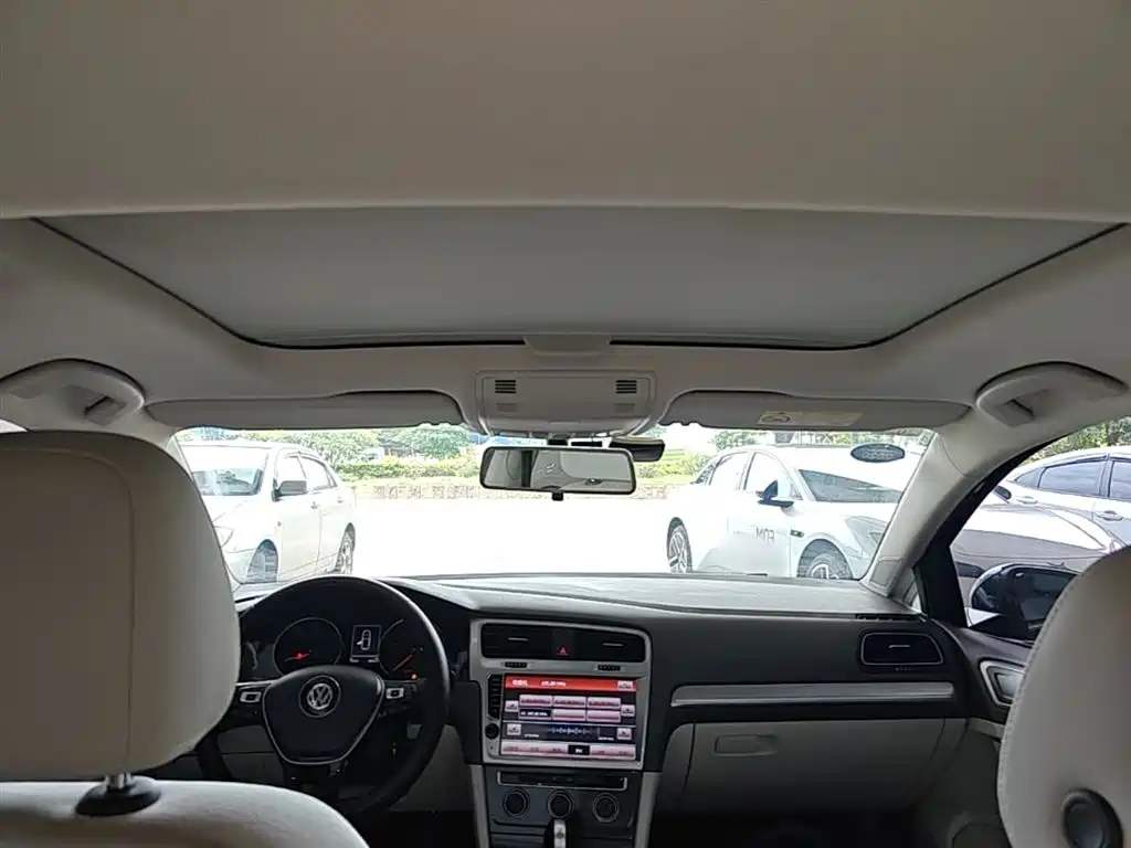 Volkswagen Golf 2018 1.6L Automatic Comfort фото 18