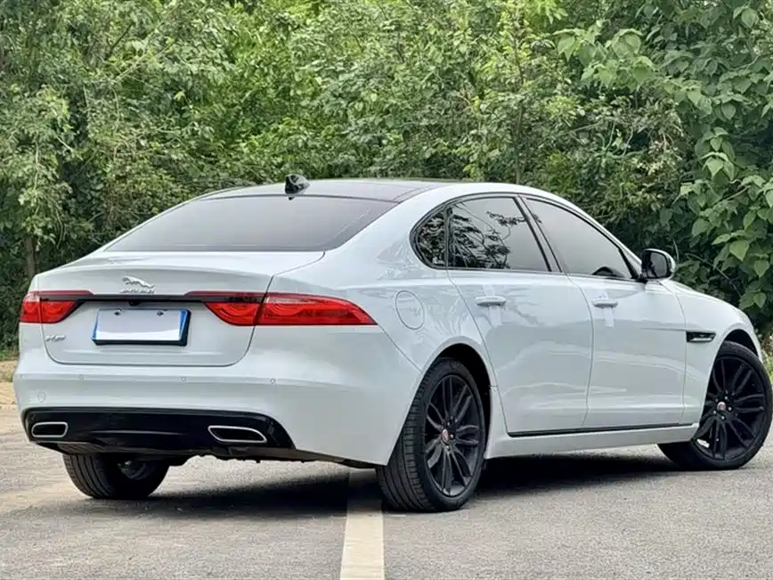 Photo 12 - Jaguar XFL