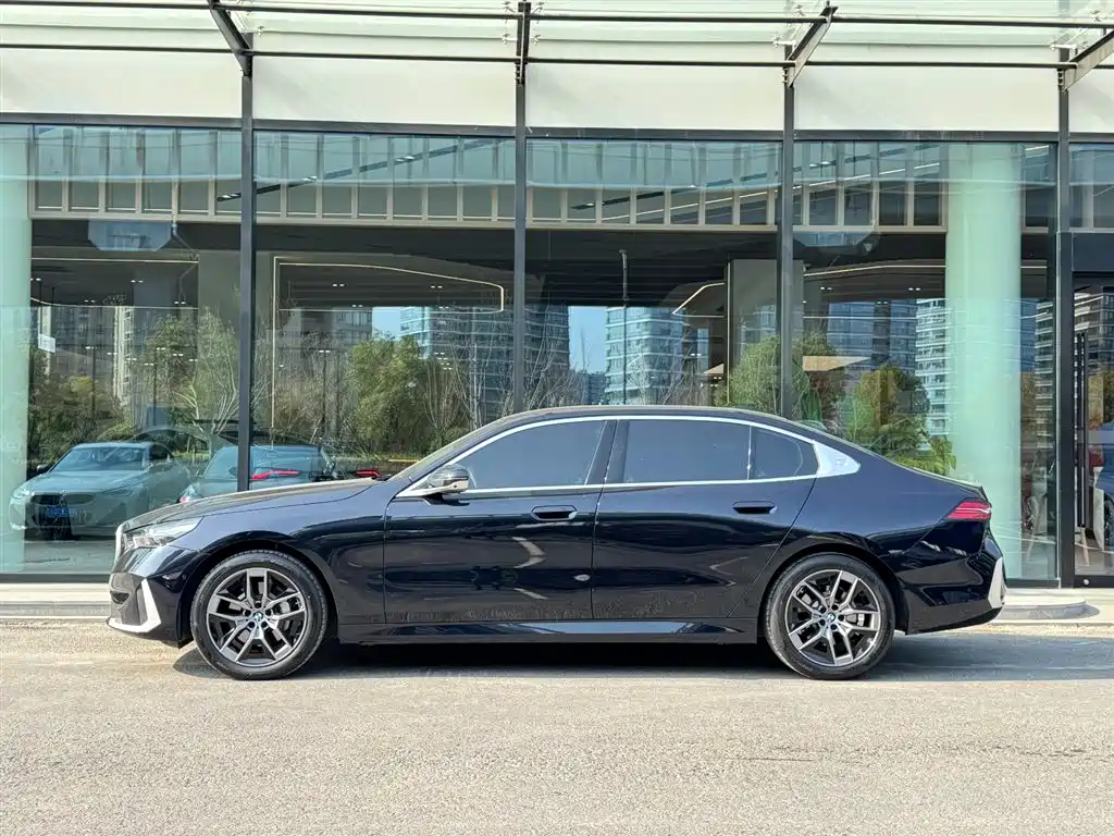 BMW 5 Series 2024 530Li Leading Model Luxury Package фото 6
