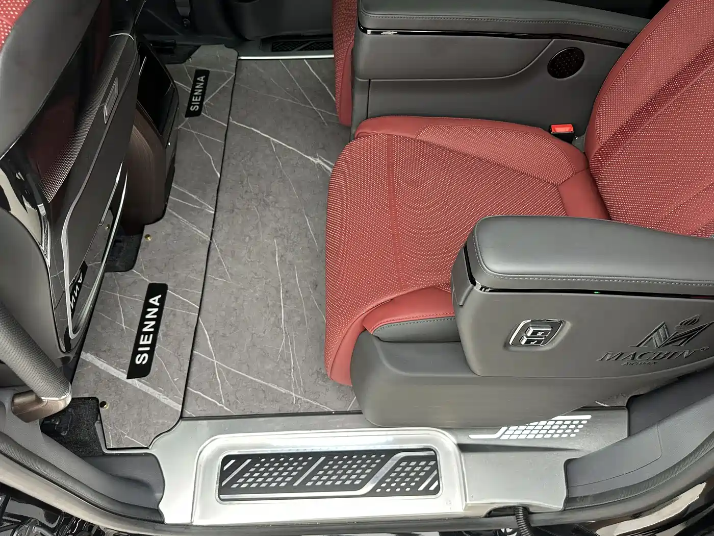 Photo 23 - Toyota Sienna