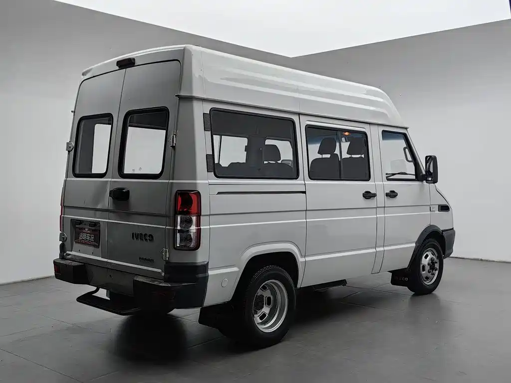 Iveco Daily 2021 2021 Model 2.5T A35 M1 Passenger Vehicle 5-9 Seats Short Wheelbase Medium Roof Dual Tires Sliding Door