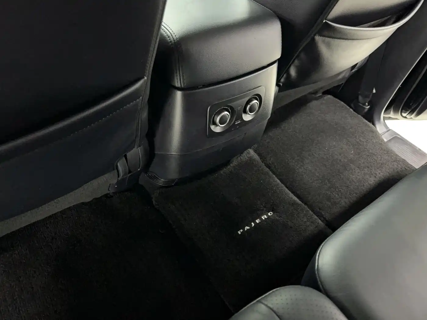 Mitsubishi Pajero (Import) 2010 3.0L Automatic Elite Edition фото 9