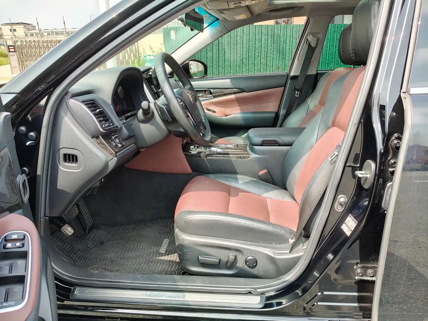 Photo 7 - Toyota Crown