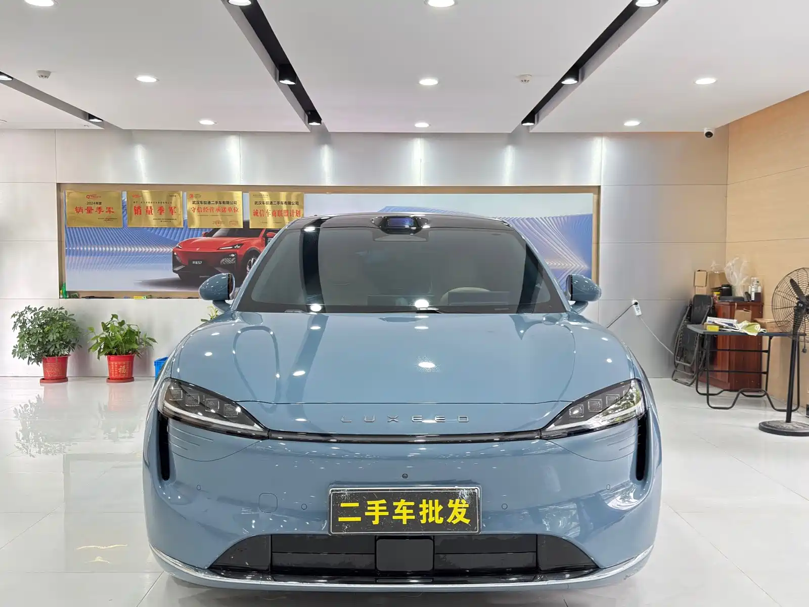 صورة 2 - Zhijie Luxeed R7