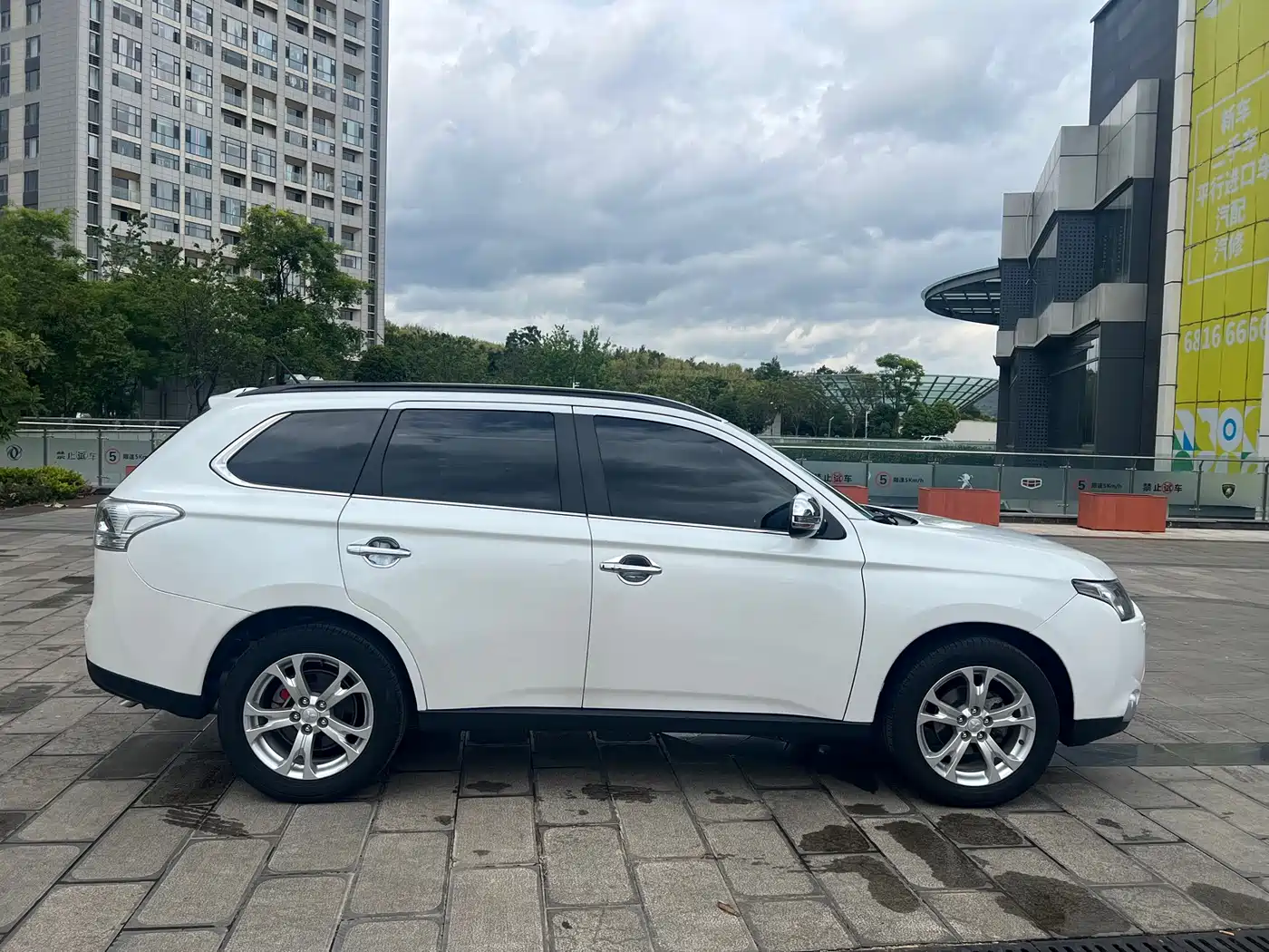 Mitsubishi Outlander (Import) 2014 2.4L 4WD Luxury Value Edition 5-seater фото 12
