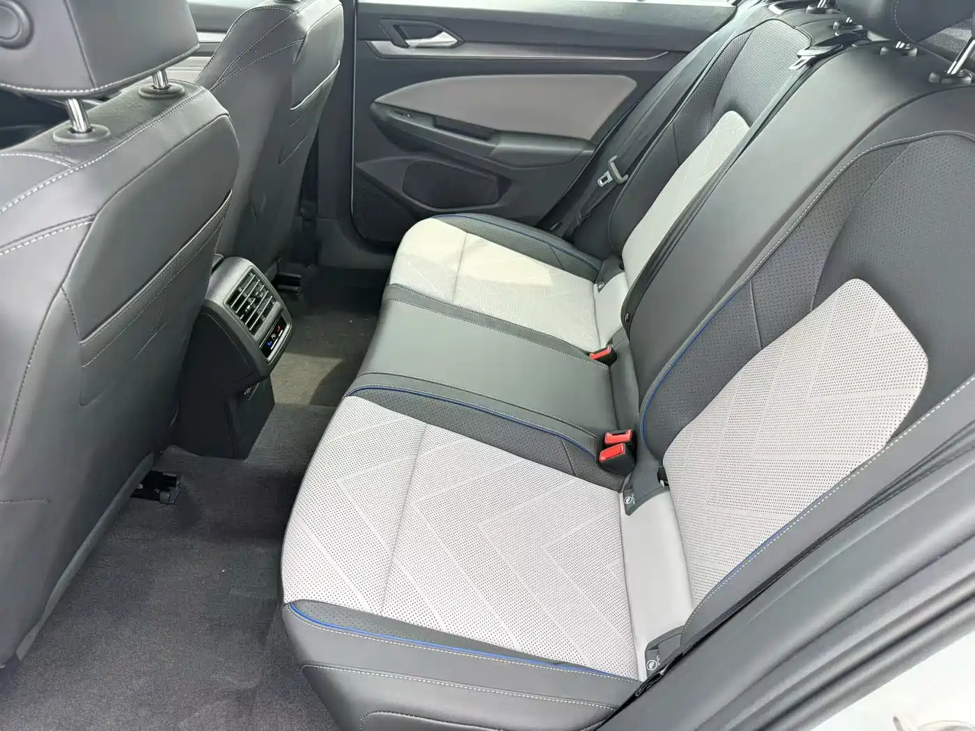 Volkswagen Golf 2025 2025 Facelift 300TSI R-Line